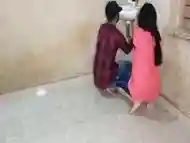 Akeli Bhabhi Ne Jawan Plumber Se Bathroom Me Apni Choot Ki Khujli Mitwayi - Queen Rima