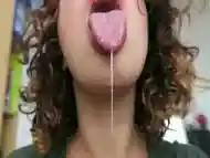 Belleza nos deleita con su lengua sensual