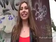 Chica amateur follando en un pasillo publico