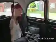 Chica britanica de pelo rosado follada y corrida en el taxi