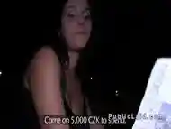 Chica checa chupa y folla de noche al aire libre