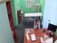 Doctor se folla a la esposa del amigo en el hospital