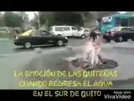 Ecuatoriana se masturba con un chorro de agua de la alcantarilla