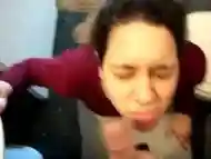 Latina puta goza cuando se corren en su cara de cerda