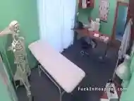 Paciente diminuta follando con su medico en el consultorio