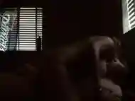 Pareja caliente teniendo sexo hardcore en la casa