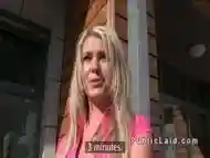 Rubia oficinista folla en publico durante su descanso