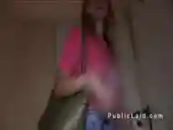 Rubia tetona follando y tragando semen en publico