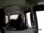 Taxista se folla esta rubia tetona de pelo corto