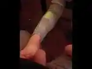 Colombiana caliente habla sucio mientras masturba una verga con sus pies en un bar
