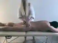 Experienced masseuse gives a relaxing oiled massage with happy ending