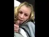 J''adore sucer cette queue incroyable dans la voiture