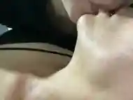 Previa de besos con lengua de dos lesbianas calientes