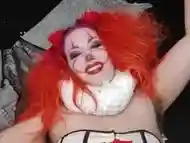 SEXY SPOOKY CLOWN GIRL PENNYWISE FUCKS HERSELF AND SQUIRTS