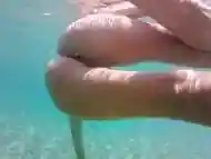 Spy exhibitionist girlfriend masturbating underwater! Nudista spiata si tocca in acqua