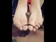 TIED FOOTJOB LATINA BONDAGE SOLES CUMSHOT. Latina corre paja con los pies amarrados hasta correrse