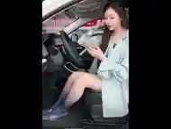 The beauty who wears black and white gradient color pantyhose and high-heeled sandals sells cars