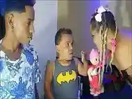 A nova rainha dos baixinhos. Gincana da Paty X com an&atilde_o Zezinho Teves e Ms Brinquedo azul parte 1 satisfazendo o an&atilde_o com meu cuzinho