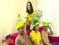 AMIGOS DO MEU MARIDO BATEM UM BOL&Atilde_O NA COPA