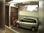 C&acirc_mera de seguran&ccedil_a filma dono da casa fodendo morena na garagem