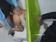 Camera flagra paciente sendo fodida no cu e na buceta durante a consulta na frente do marido