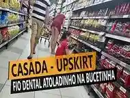 Casada de fio dental atoladinha na buceta se exibindo dentro de um supermercado ao lado do marido corno.