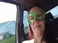 Casada gostosa muito puta se masturbando na estrada