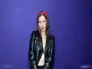 Chica rockera chupando una polla grande en punto de vista hasta recibir cum facial y boca