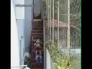 Corno desconfia da mulher e filma a vagabunda dando para o jardineiro