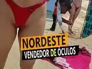 Cristina Almeida se exibindo (cameltoe) para vendedor de &oacute_culos na praia do nordeste.