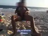 EXIBINDO A BUCETINHA NA PRAIA DA RESERVA NUM DOMINGO DE SOL, EXIBICIONISMO NA ORLA DA BARRA