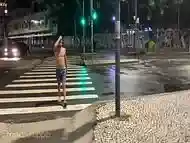 Fedendo um rapaz que encontrei na rua