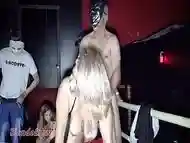 Fui com as amigas NanaBukkake e EsposaExibida foder com estranhos na Hot Thermas Club