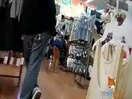 Hago exhibicionismo en walmart muestro el culo un poco y caliento a un tipo enpinandome frente a el