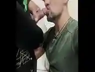 Macho bem dotado fazendo uma chupeta gostosa. At&eacute_ gozar bem gostoso.