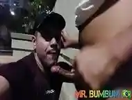 Macho saiu da balada e foi mijar cheio de tes&atilde_o.  Provoquei at&eacute_ ganhar leite quente.