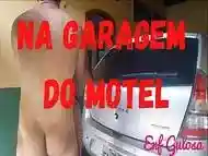 Na garagem do motel Delicia o Menino do Motel me pegou A garagem estava toda aberta