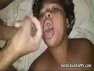 Novinha gostosa carioca Mel Fadinha de 19 aninhos faz DP e ganha gozada na cara dos 2 machos