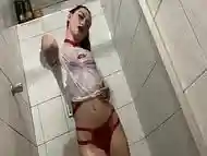 Novinha sensualizando em banho interativo