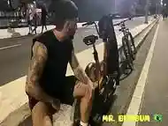 TURISTA PAUZUDO ENCONTRA UM CICLISTA NO MINHOCAO EM S&Atilde_O PAUZUDO E MOSTRA SUA COBRA EM P&Uacute_BLICO