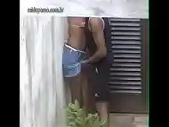 Voyeur flagra vizinha de muro dando a buceta para colega de classe depois da aula