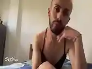 Bail&aacute_ndote con ropa transg&eacute_nero