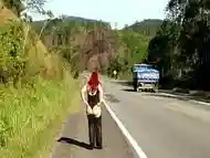 Bia Costa Mostrando a Bunda na Rodovia