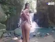 Bunduda safada foi na cachoeira e deu o c&uacute_zinho para o amigo !