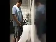 Cara mijando - Man pissing