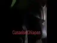 Casada de rodillas mamando verga mientras nadie se da cuenta