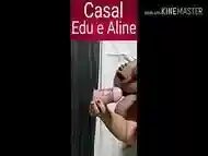 Casal Edu e Aline - Aline chupando e tomando gozada na boca no glory hole (buraco da gl&oacute_ria) na frente do corno - c&acirc_mera 1- Completo