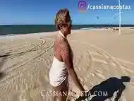 Cassiana Costa atacou um f&atilde_ e o marido filmou tudo