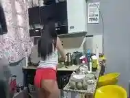 Causos de treta : meio primo  me mostrou o pau na cozinha n&atilde_o resisti .