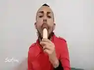 Comiendo un gran banano